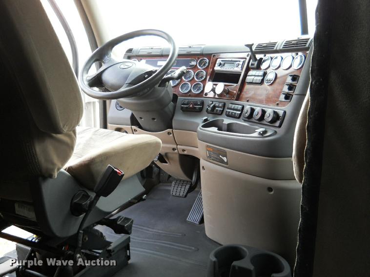 image for item F1572 2009 Freightliner Cascadia semi truck