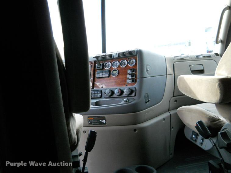 image for item F1572 2009 Freightliner Cascadia semi truck