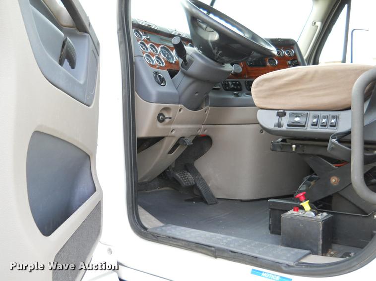 image for item F1572 2009 Freightliner Cascadia semi truck