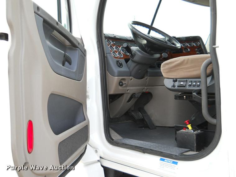 image for item F1572 2009 Freightliner Cascadia semi truck