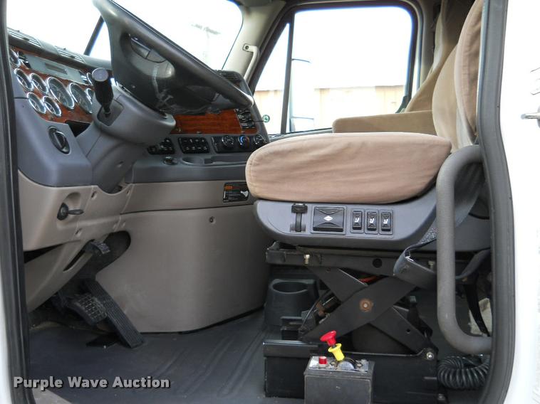 image for item F1572 2009 Freightliner Cascadia semi truck