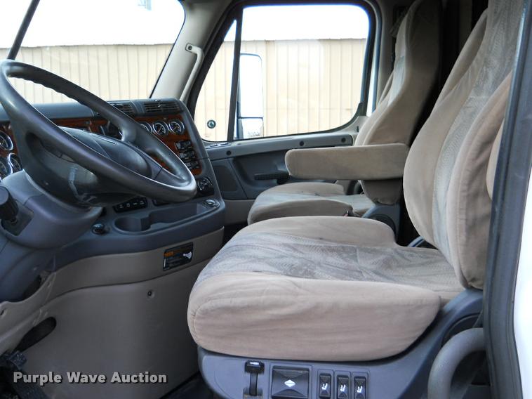 image for item F1572 2009 Freightliner Cascadia semi truck