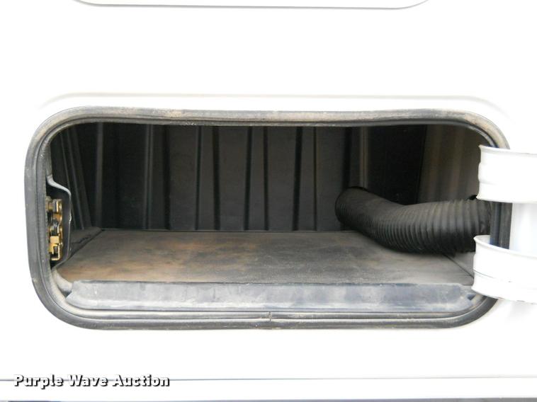 image for item F1572 2009 Freightliner Cascadia semi truck