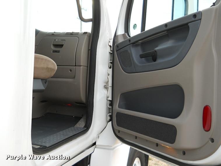 image for item F1572 2009 Freightliner Cascadia semi truck