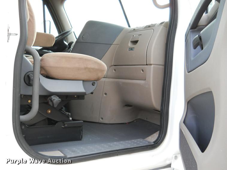 image for item F1572 2009 Freightliner Cascadia semi truck