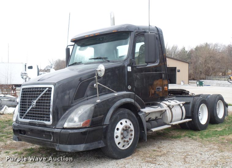image for item J1574 2007 Volvo VNL semi truck