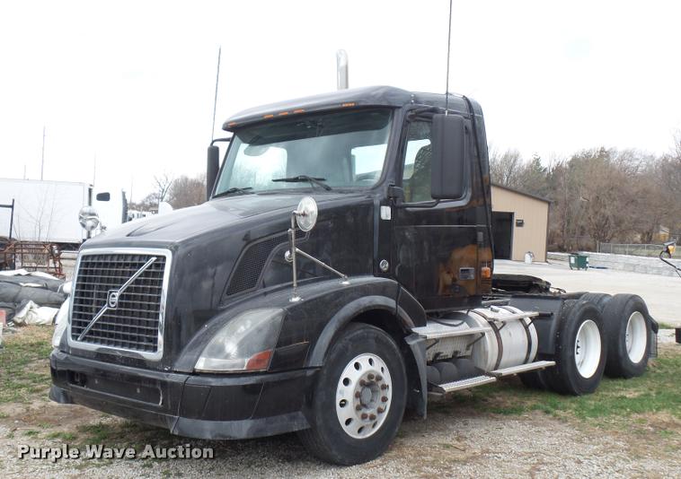 image for item J1574 2007 Volvo VNL semi truck