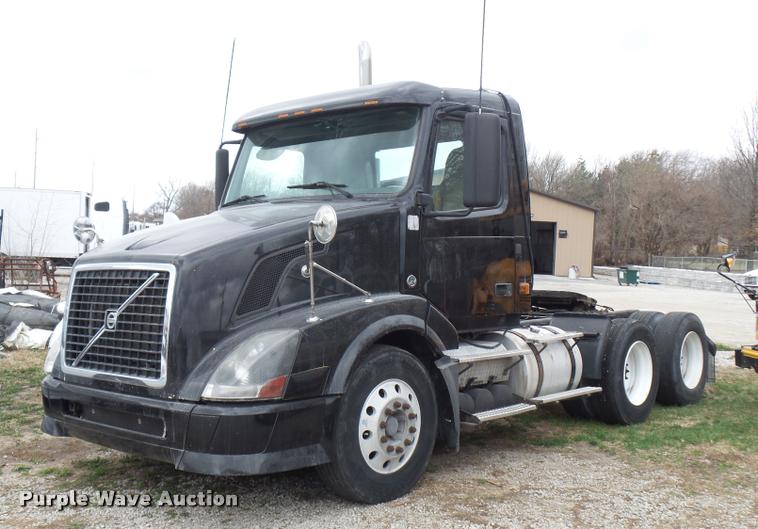 image for item J1574 2007 Volvo VNL semi truck