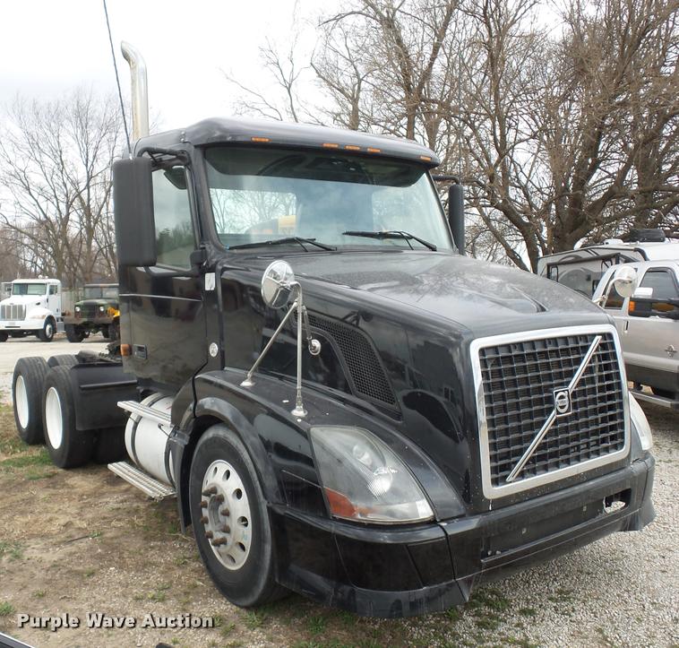 image for item J1574 2007 Volvo VNL semi truck