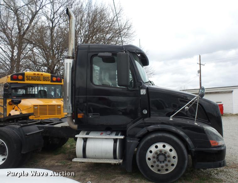 image for item J1574 2007 Volvo VNL semi truck