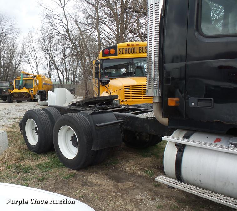 image for item J1574 2007 Volvo VNL semi truck