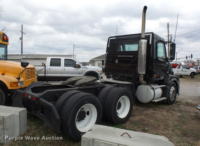 image for item J1574 2007 Volvo VNL semi truck
