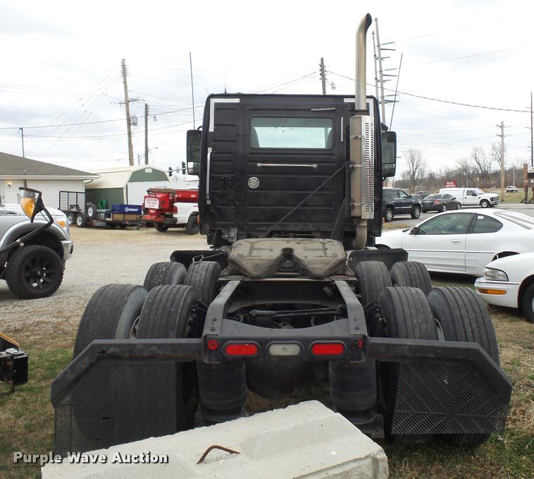 image for item J1574 2007 Volvo VNL semi truck