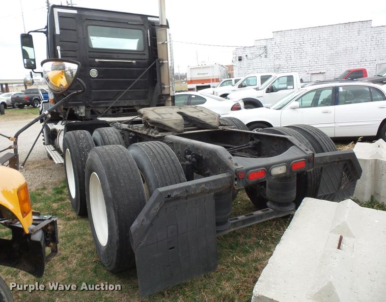 image for item J1574 2007 Volvo VNL semi truck