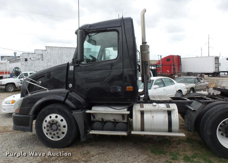 image for item J1574 2007 Volvo VNL semi truck