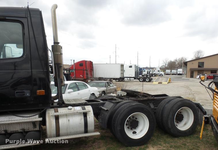 image for item J1574 2007 Volvo VNL semi truck