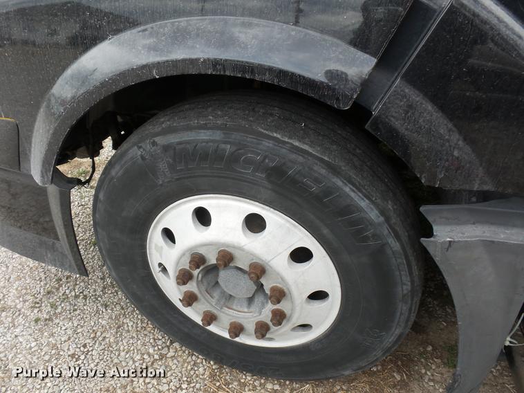 image for item J1574 2007 Volvo VNL semi truck