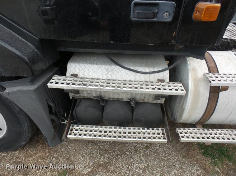 image for item J1574 2007 Volvo VNL semi truck