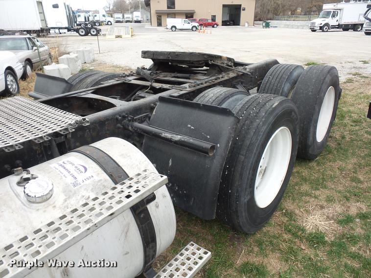 image for item J1574 2007 Volvo VNL semi truck