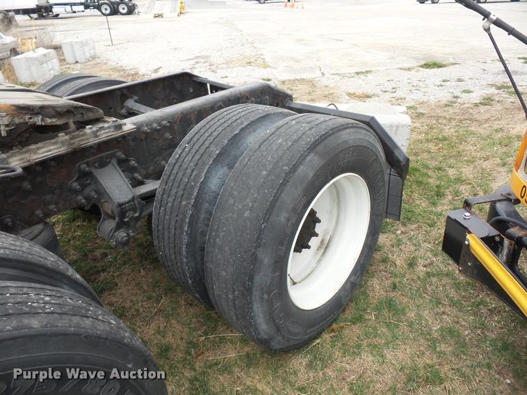 image for item J1574 2007 Volvo VNL semi truck