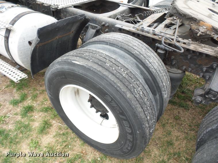 image for item J1574 2007 Volvo VNL semi truck