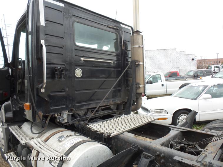 image for item J1574 2007 Volvo VNL semi truck