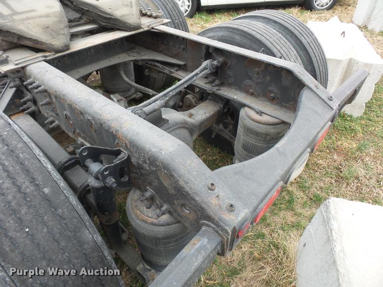 image for item J1574 2007 Volvo VNL semi truck