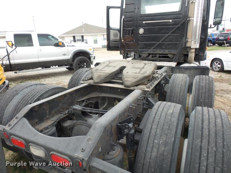 image for item J1574 2007 Volvo VNL semi truck