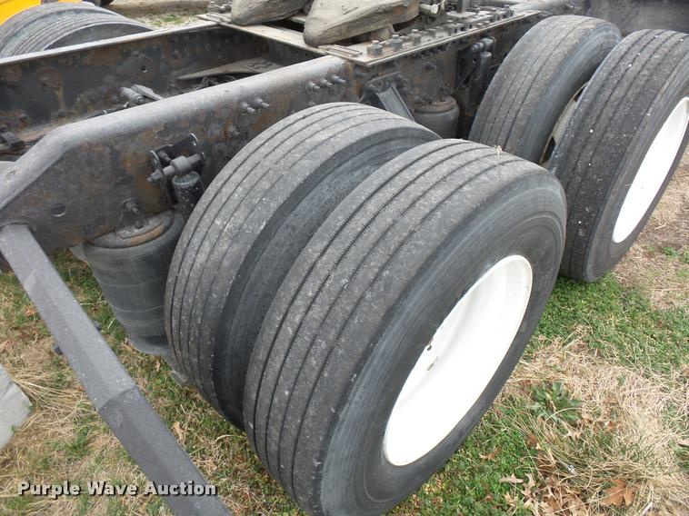 image for item J1574 2007 Volvo VNL semi truck