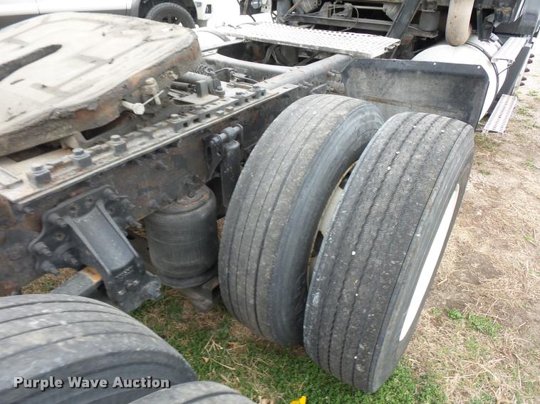 image for item J1574 2007 Volvo VNL semi truck