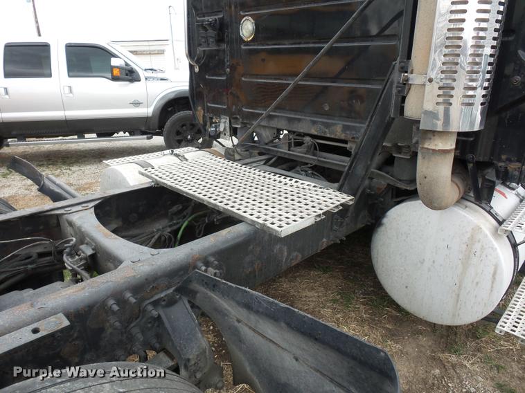 image for item J1574 2007 Volvo VNL semi truck