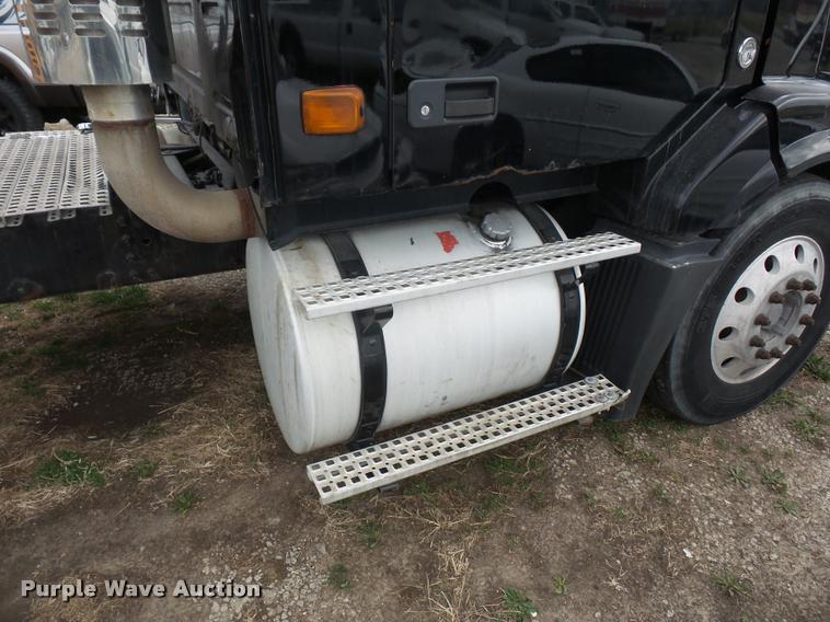 image for item J1574 2007 Volvo VNL semi truck