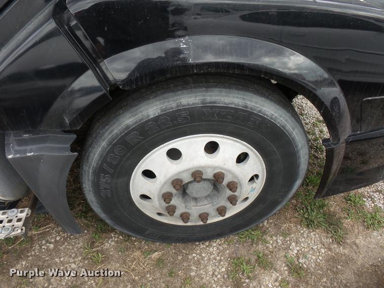 image for item J1574 2007 Volvo VNL semi truck