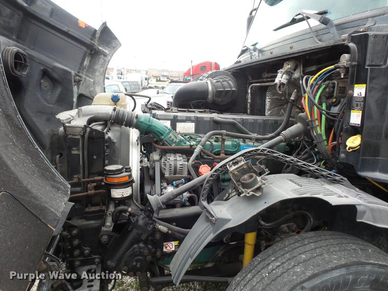 image for item J1574 2007 Volvo VNL semi truck