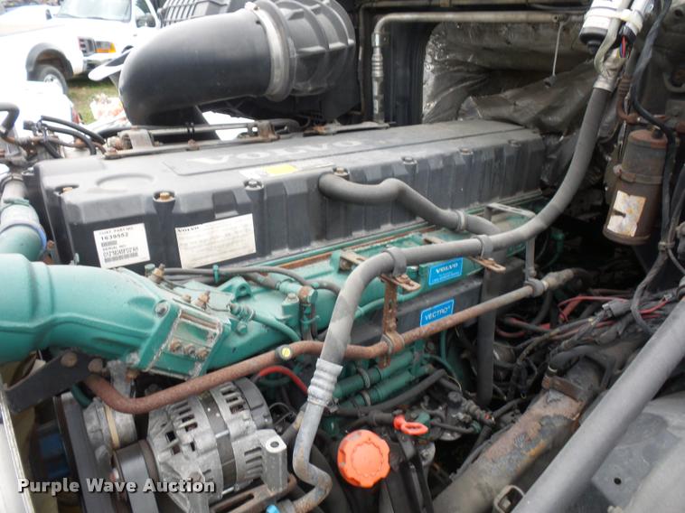 image for item J1574 2007 Volvo VNL semi truck