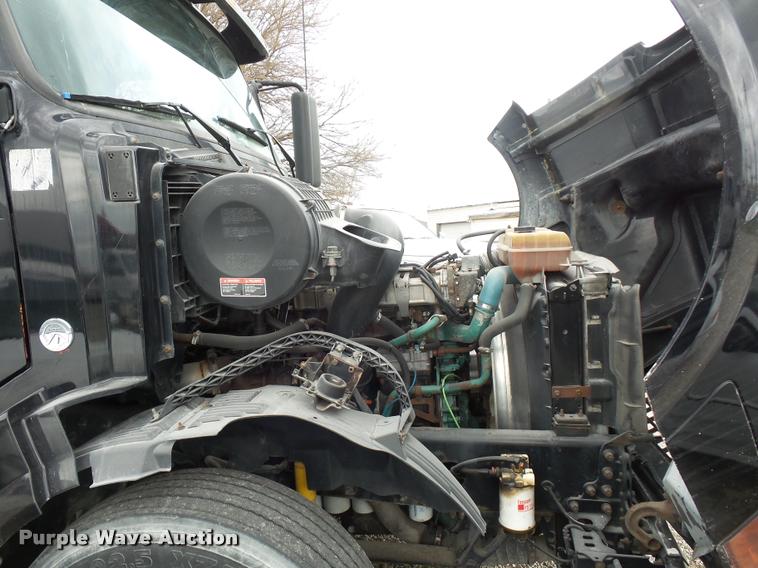 image for item J1574 2007 Volvo VNL semi truck