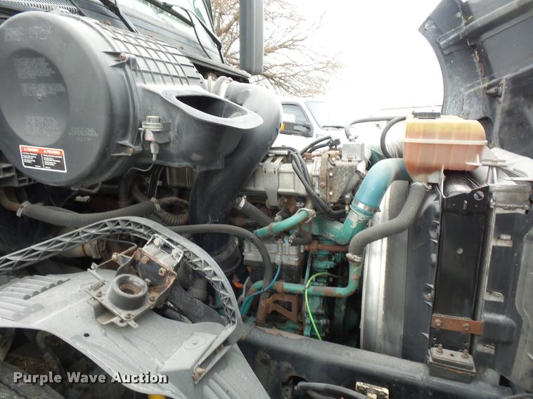 image for item J1574 2007 Volvo VNL semi truck