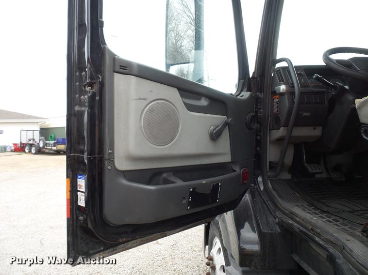 image for item J1574 2007 Volvo VNL semi truck