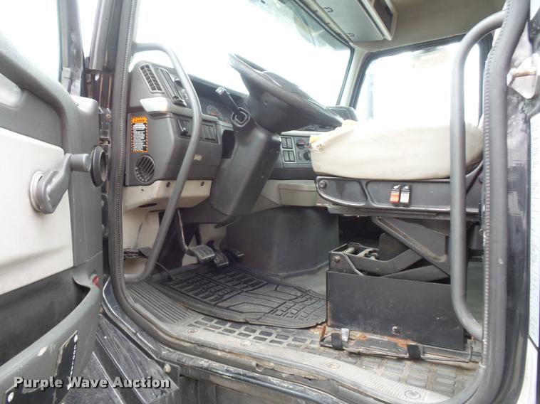 image for item J1574 2007 Volvo VNL semi truck