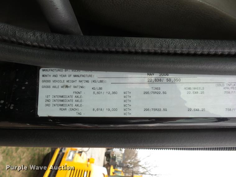 image for item J1574 2007 Volvo VNL semi truck