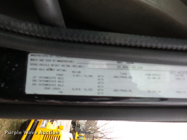 image for item J1574 2007 Volvo VNL semi truck