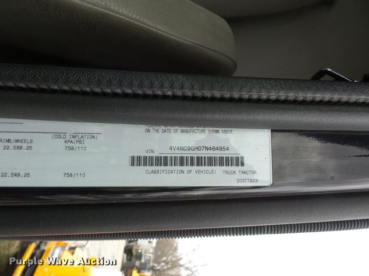 image for item J1574 2007 Volvo VNL semi truck