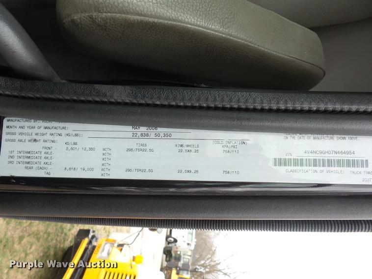 image for item J1574 2007 Volvo VNL semi truck