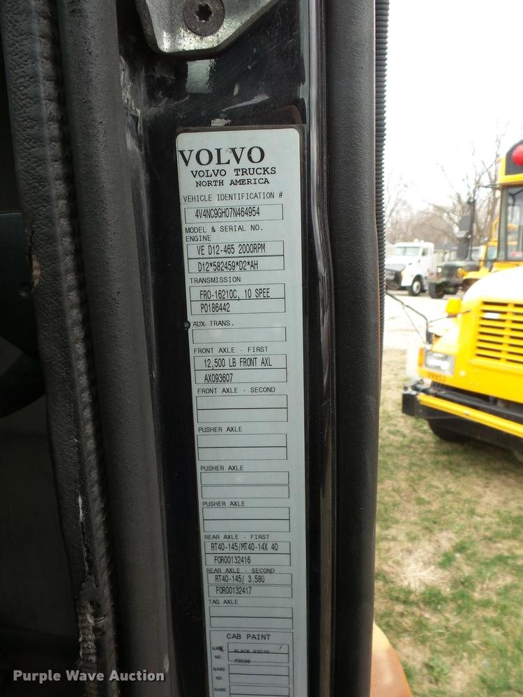 image for item J1574 2007 Volvo VNL semi truck