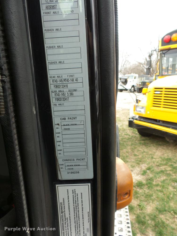 image for item J1574 2007 Volvo VNL semi truck