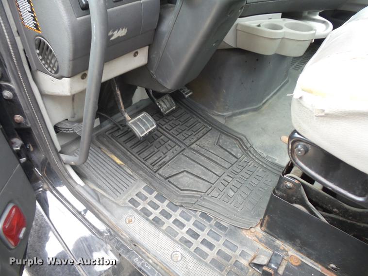 image for item J1574 2007 Volvo VNL semi truck