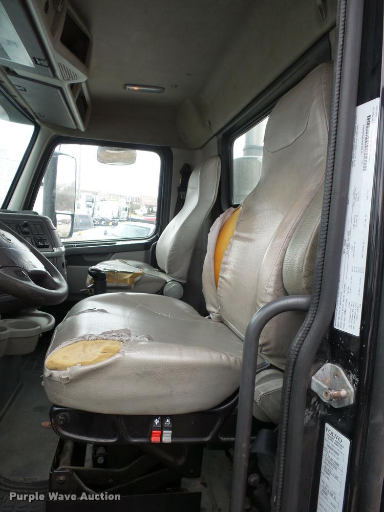 image for item J1574 2007 Volvo VNL semi truck