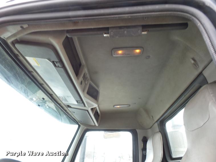 image for item J1574 2007 Volvo VNL semi truck