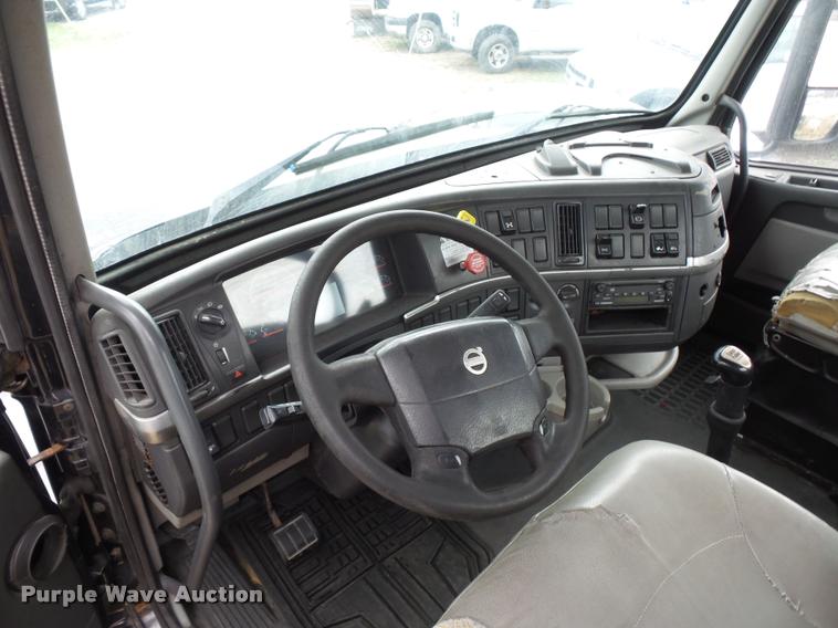 image for item J1574 2007 Volvo VNL semi truck