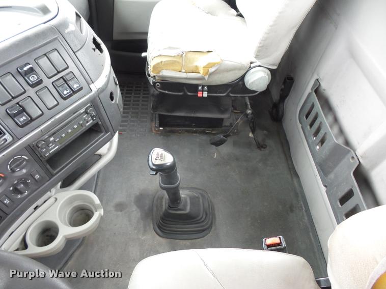 image for item J1574 2007 Volvo VNL semi truck